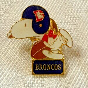 Vintage Peanuts Snoopy Collectible Enamel pin / brooch NFL Football Broncos 1 "
